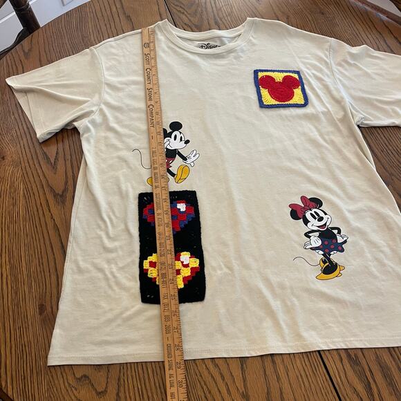Mickey Mouse Juniors' Minnie Mouse Graphic Tee with Crochet Patch XL - Picture 7 of 7